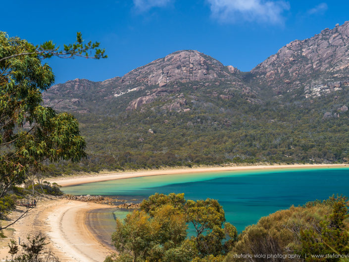 The amazing beach of the Great Oyster Bay in Tasmania